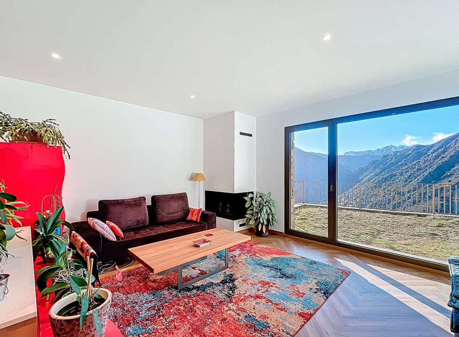 Experience luxury living with breathtaking mountain views in this stunning property.