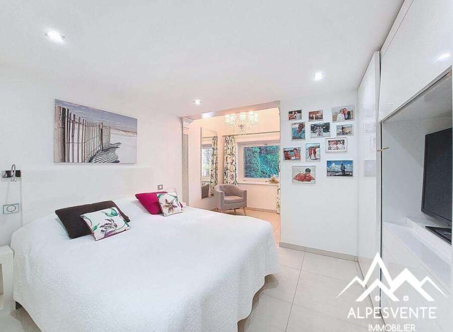 Discover a bright and inviting bedroom, perfect for relaxation.