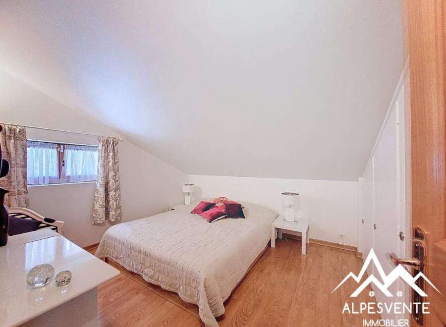 Discover this charming bedroom with a cozy ambiance, perfect for relaxation.