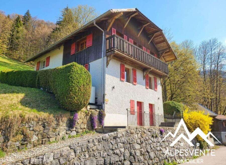 Discover this charming property nestled in a picturesque setting, perfect for those seeking tranquility and natural beauty.