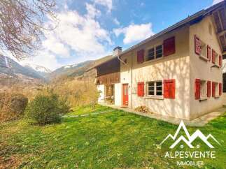 Discover this charming property nestled in a picturesque mountain setting.