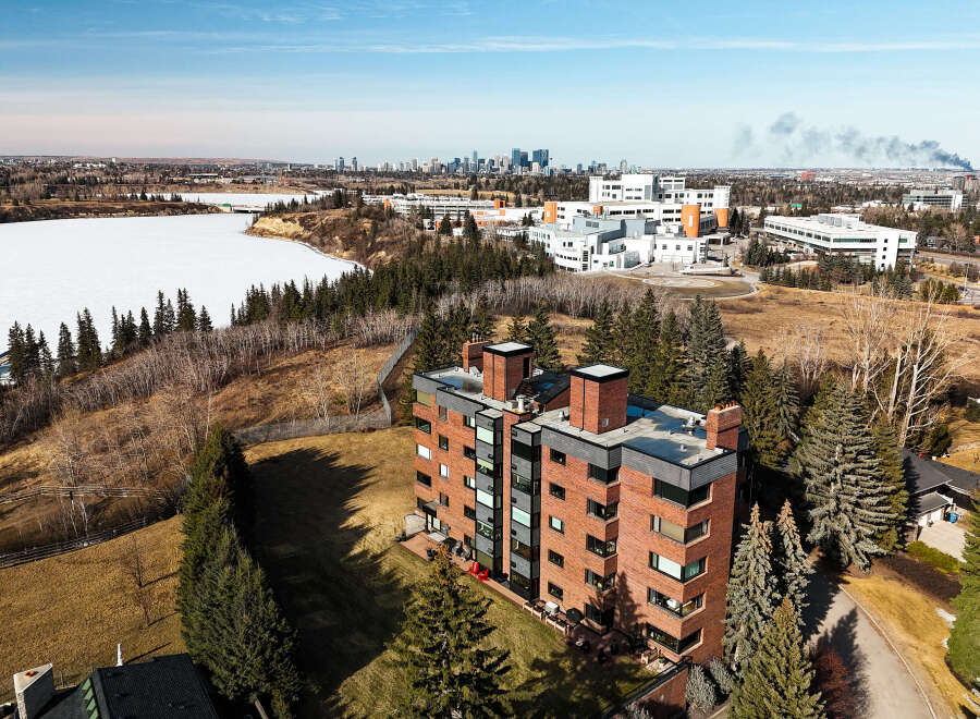 Discover urban living at its finest in this stunning property! This building boasts a prime location with breathtaking views of the city skyline and a serene, frozen lake.