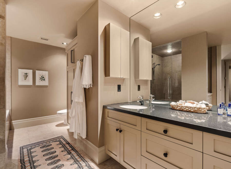 This luxurious bathroom boasts a sleek design and high-end finishes, perfect for a relaxing retreat.