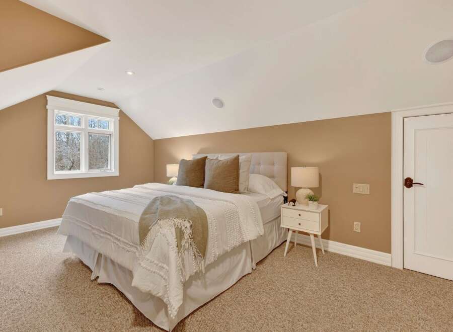 This cozy bedroom features a comfortable bed with soft bedding and decorative pillows, creating a relaxing atmosphere.