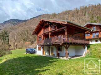 Discover the charm of this stunning chalet nestled in the heart of the mountains.