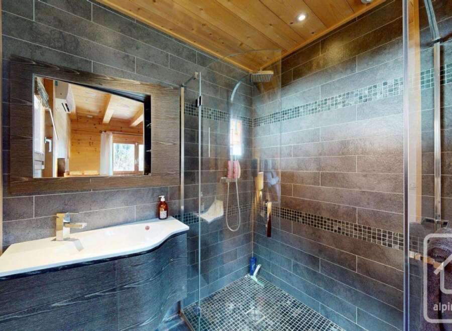 Discover the epitome of modern luxury in this stunning bathroom.