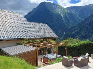 Escape to the mountains in this stunning property! Featuring a modern design, this home offers a perfect blend of comfort and style.