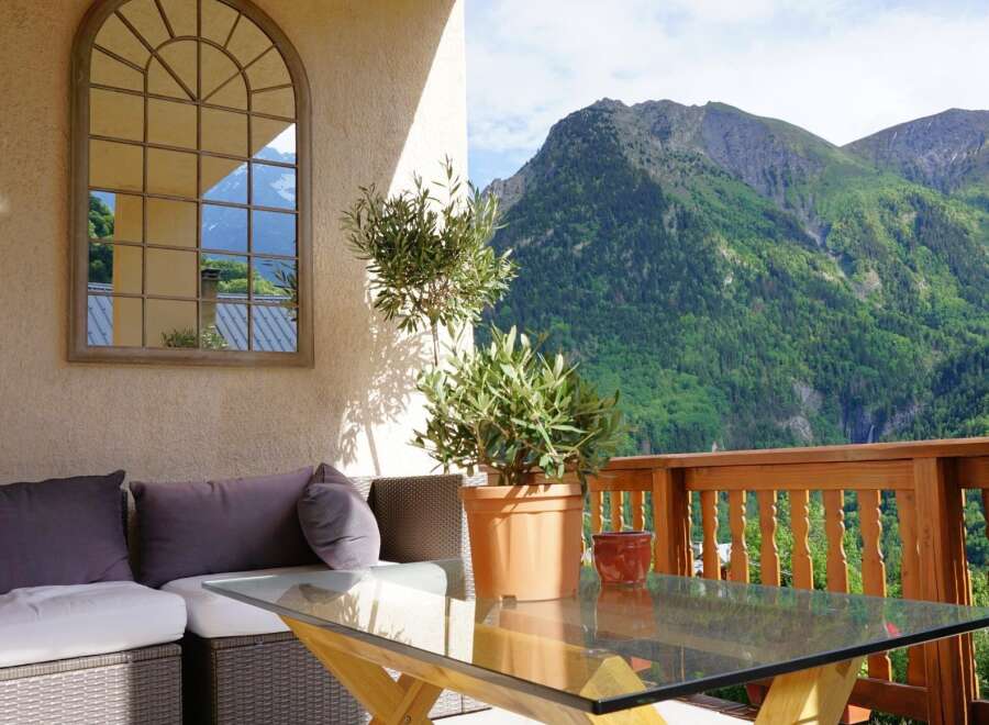Enjoy breathtaking mountain views from this stunning property.