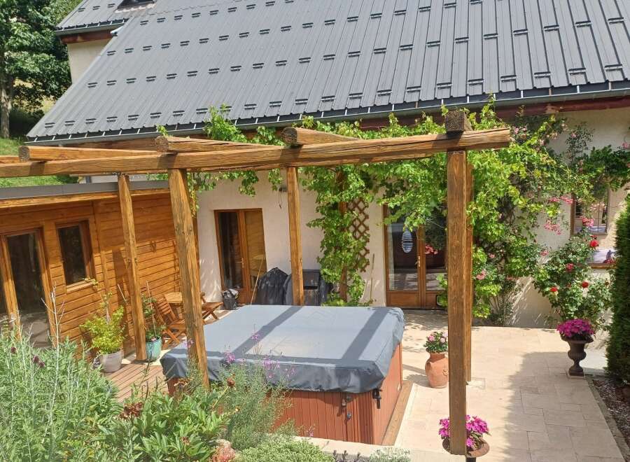 Discover your dream home with this stunning property! Featuring a luxurious hot tub, a charming wooden pergola, and a beautifully landscaped garden, this home offers the perfect blend of relaxation and elegance.