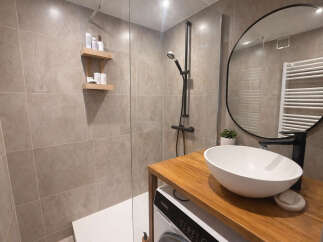 Step into this modern bathroom, featuring a sleek design and high-end finishes.