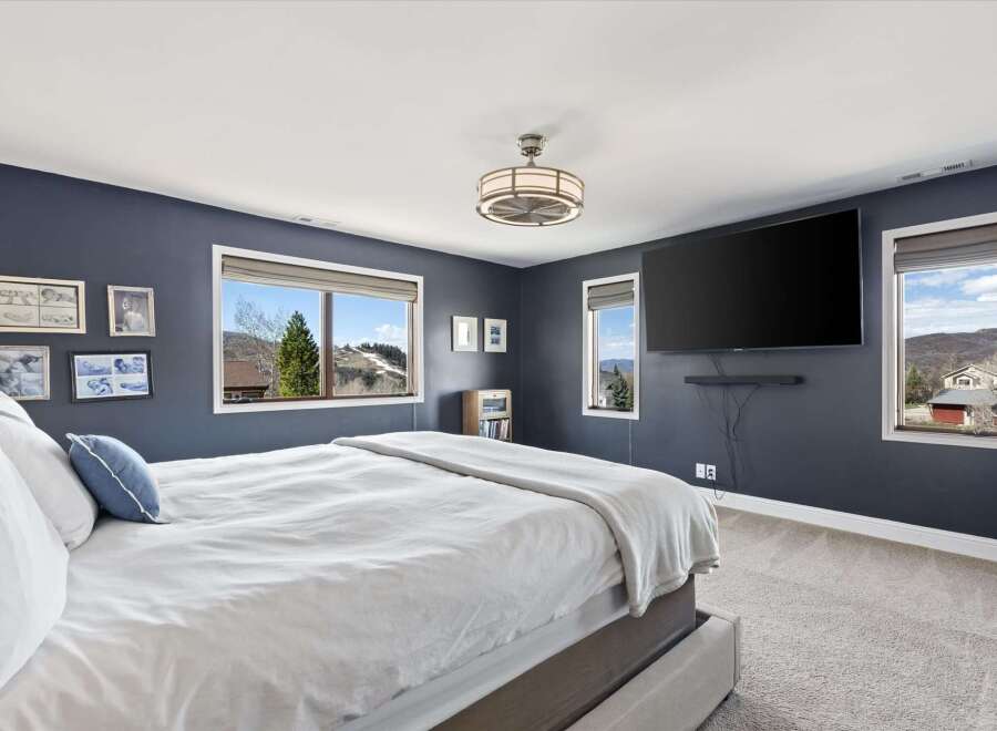 This stunning bedroom boasts a modern design with a touch of elegance.