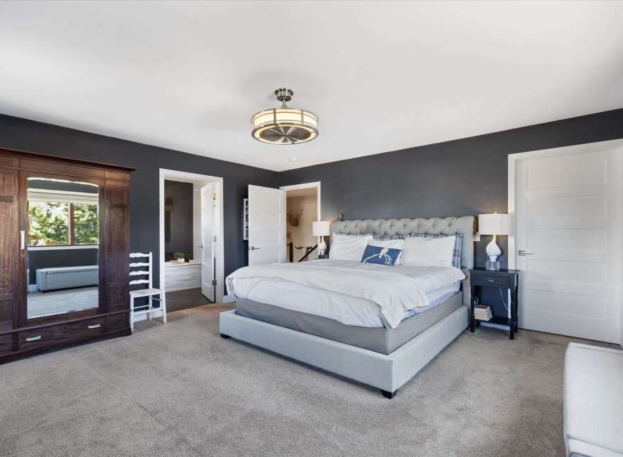 This stunning bedroom boasts a modern design with a touch of elegance.