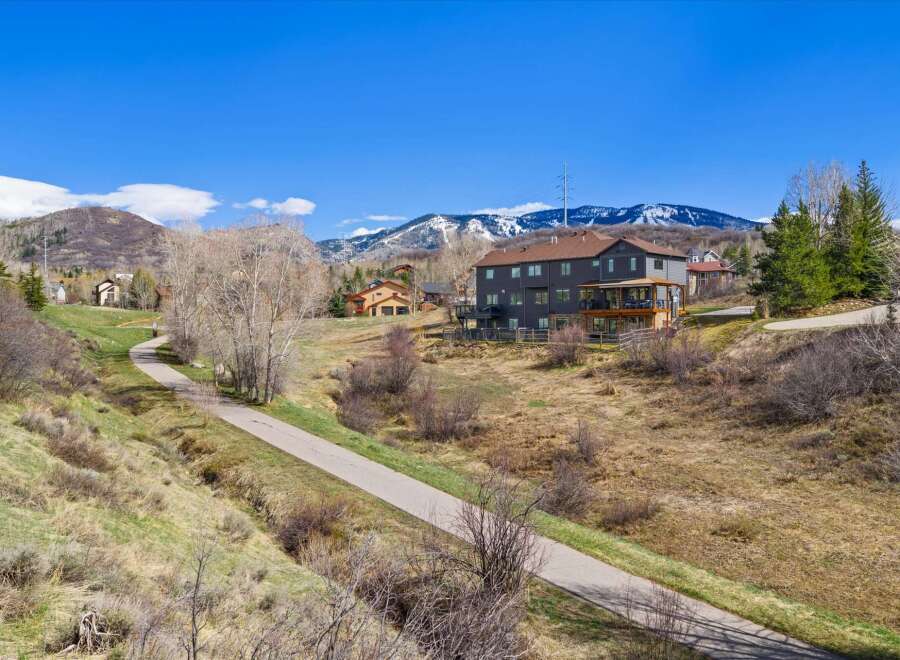 Discover your dream home in this stunning property! This beautiful residence boasts a modern design with spacious interiors and breathtaking views.