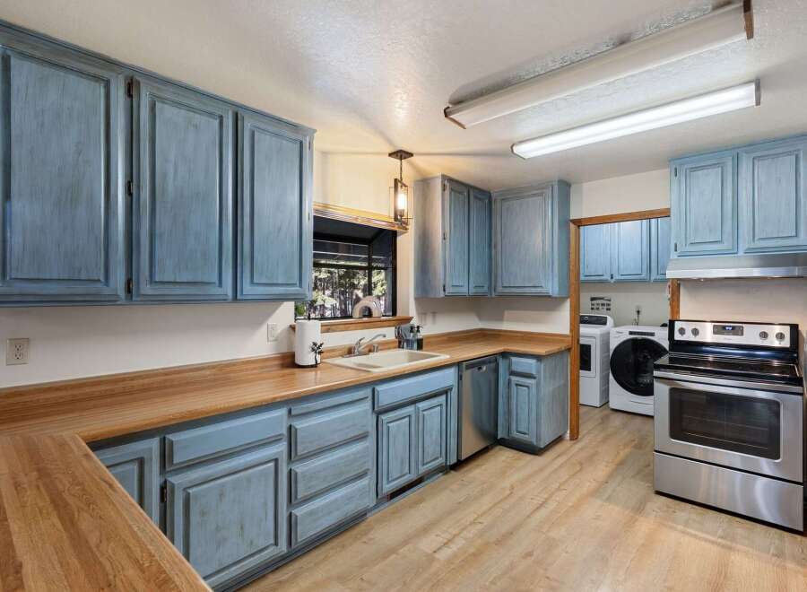 This stunning kitchen boasts a beautiful blend of style and functionality.