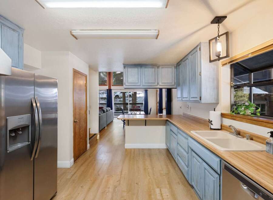 This stunning kitchen boasts a bright and airy design, perfect for culinary enthusiasts.