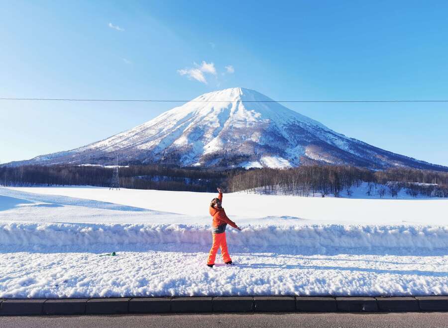 Experience the beauty of winter with this stunning property! Nestled in a picturesque landscape, this home offers breathtaking views of snow-capped mountains and pristine white fields.