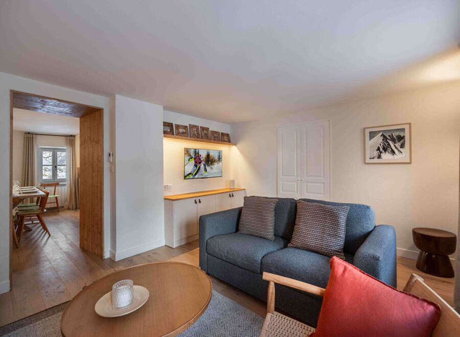 This cozy living space features a comfortable sofa, perfect for relaxing after a day on the slopes.