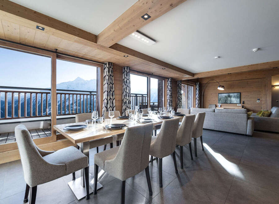 Experience luxury living with breathtaking mountain views in this stunning property.