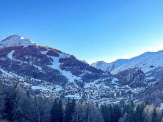 Discover the charm of mountain living with this stunning property nestled in a picturesque alpine village.