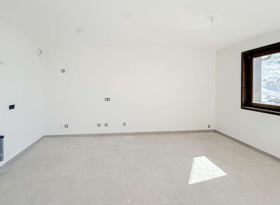 Discover the potential of this blank canvas! This spacious room offers endless possibilities for customization.