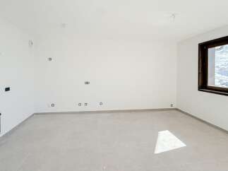 Discover the potential of this blank canvas! This spacious room offers endless possibilities for customization.