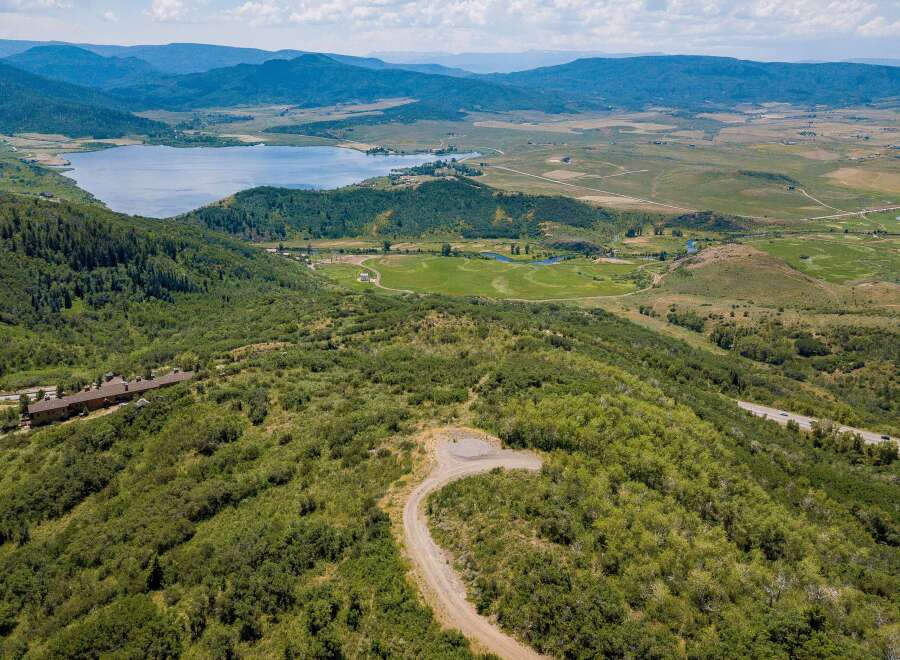 Discover the beauty of this stunning property, nestled in a picturesque landscape.