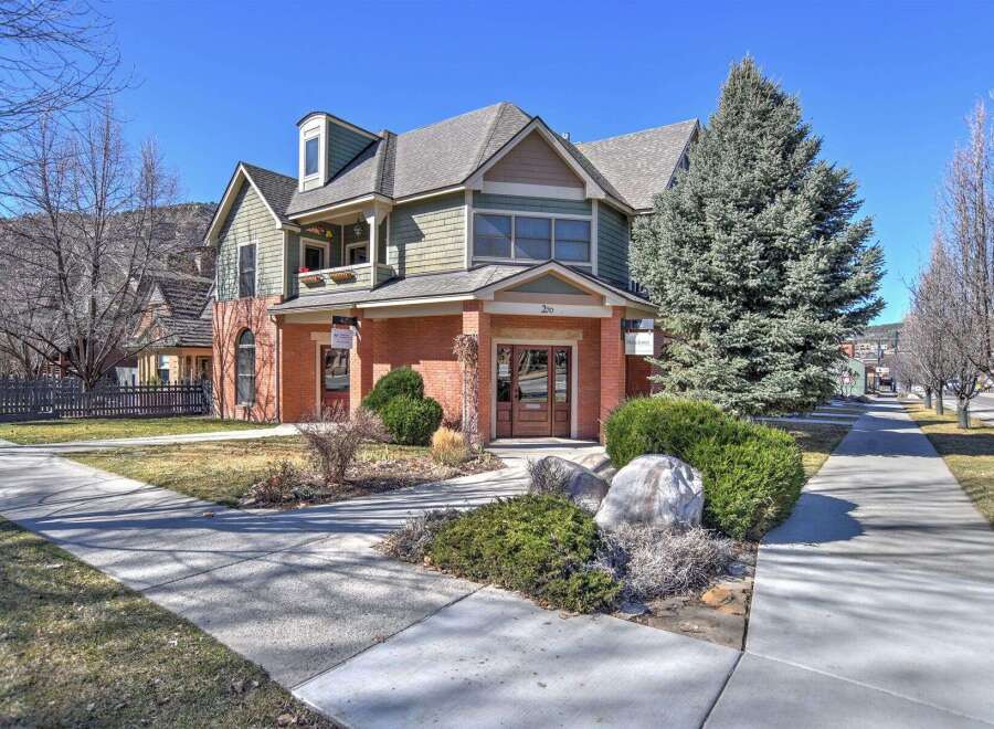 Discover this charming property, ideally situated in a desirable neighborhood.