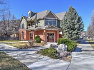 Discover this charming property, ideally situated in a desirable neighborhood.