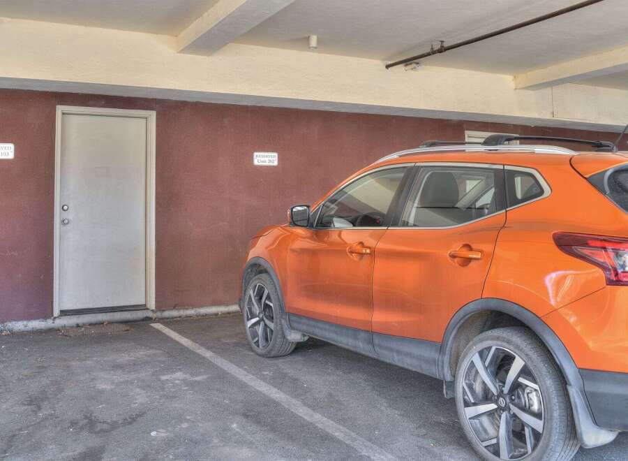 Discover the convenience of reserved parking in this well-maintained property.
