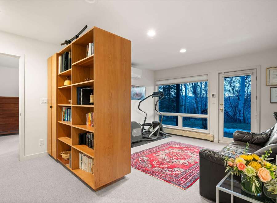 Discover the perfect blend of comfort and functionality in this stunning property.