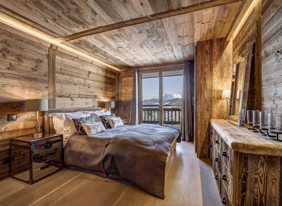 Experience the epitome of rustic luxury in this stunning bedroom.