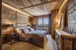 Experience the epitome of rustic luxury in this stunning bedroom.