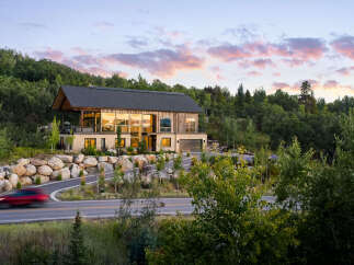 This stunning property boasts a modern architectural design, seamlessly blending with its natural surroundings.