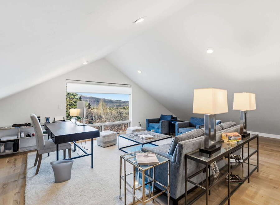 This stunning property boasts a modern and airy living space, perfect for relaxation and entertainment.