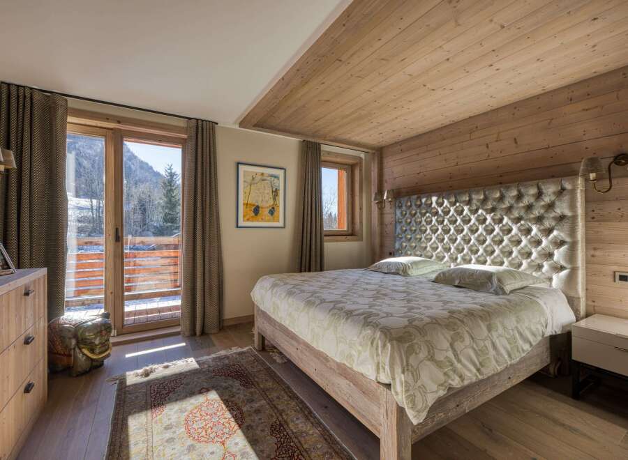 Experience the epitome of alpine luxury in this stunning bedroom.