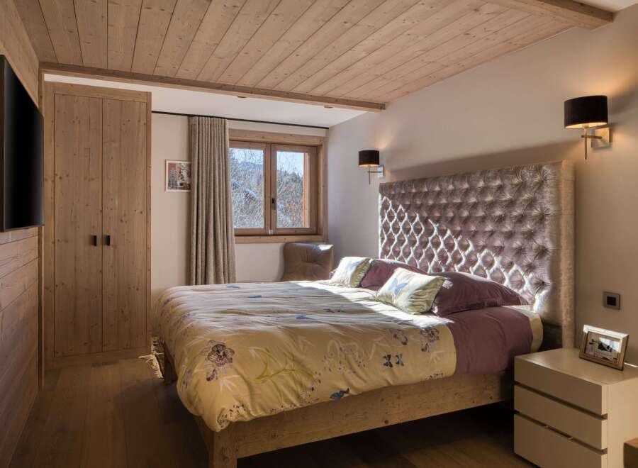 This stunning bedroom showcases a blend of rustic charm and modern elegance, perfect for a luxurious retreat.