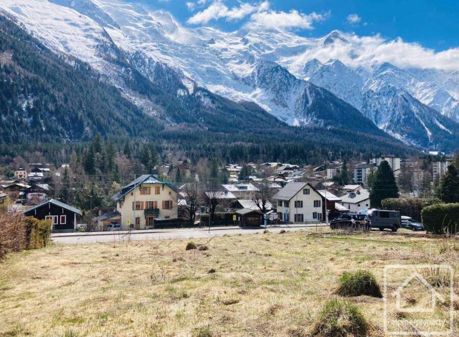 Discover breathtaking mountain views from this charming property.