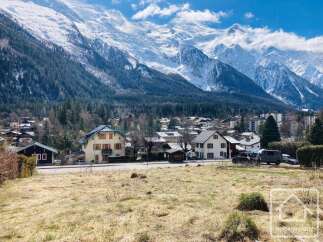 Discover breathtaking mountain views from this charming property.