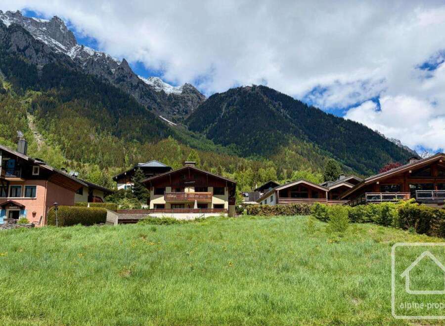 Discover your dream alpine retreat! This stunning property boasts breathtaking mountain views and charming chalet-style architecture.