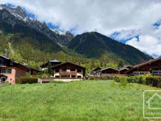 Discover your dream alpine retreat! This stunning property boasts breathtaking mountain views and charming chalet-style architecture.