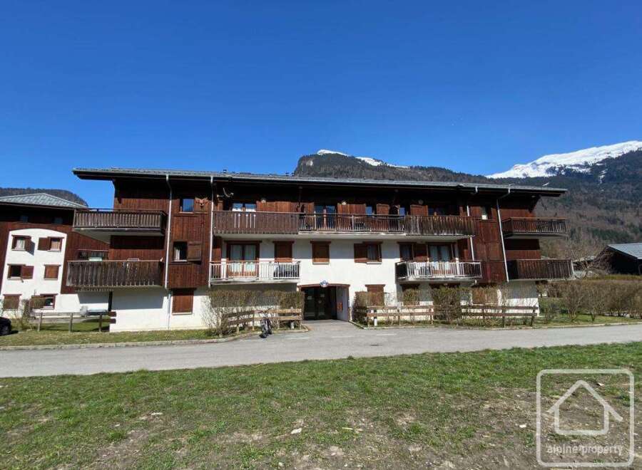 Discover a stunning property nestled in a picturesque mountain setting.