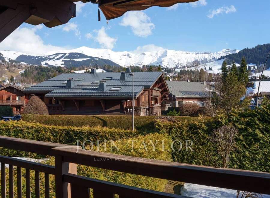 Experience luxury living in this stunning property with breathtaking mountain views.