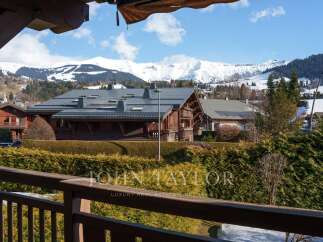 Experience luxury living in this stunning property with breathtaking mountain views.