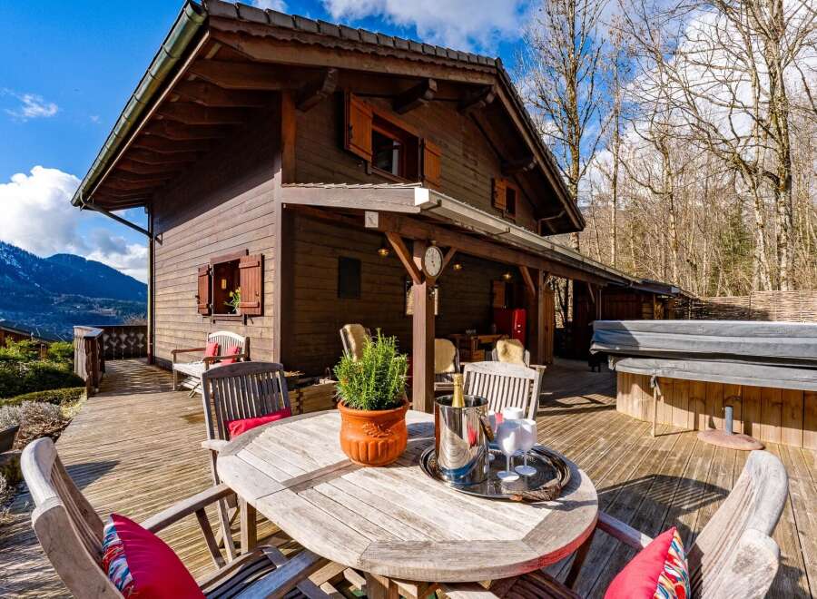 Escape to this stunning wooden chalet nestled in a picturesque mountain setting.