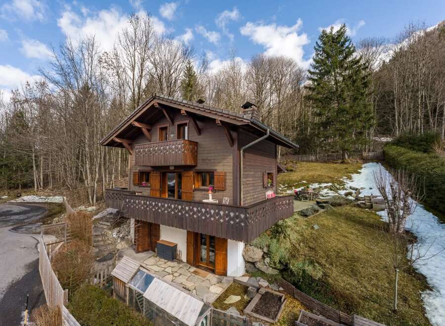 Nestled in a serene natural setting, this charming wooden chalet offers a perfect blend of rustic elegance and modern comfort.