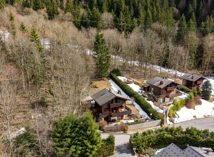 Discover a stunning chalet nestled in a picturesque mountain setting.