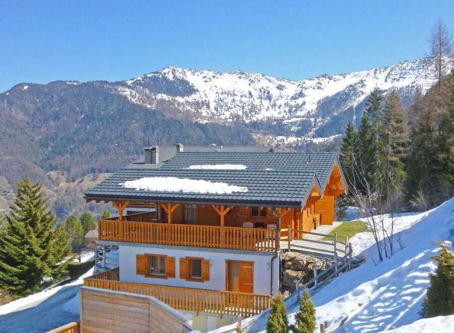 Discover your dream mountain retreat! This stunning property boasts a charming wooden exterior and a cozy interior, perfect for a relaxing getaway.