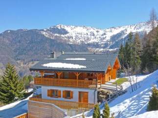 Discover your dream mountain retreat! This stunning property boasts a charming wooden exterior and a cozy interior, perfect for a relaxing getaway.