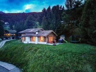Nestled in a serene, wooded landscape, this charming property offers a perfect blend of comfort and natural beauty.