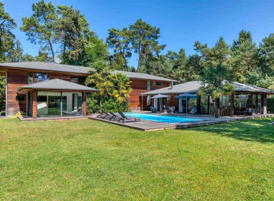 Discover your dream home! This stunning property boasts a luxurious pool, perfect for relaxing and entertaining.